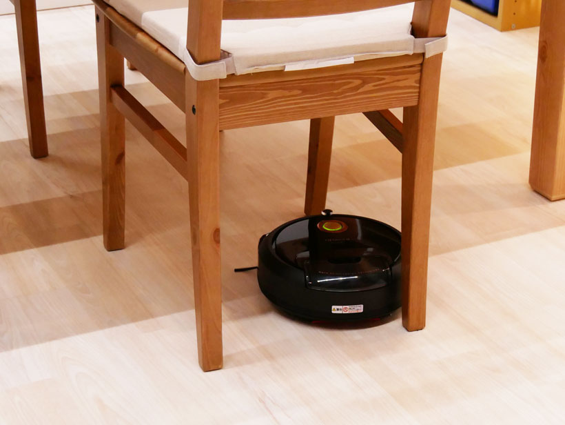 ↑その後、テーブルの脚を見つけて念入りに掃除をしてくれます