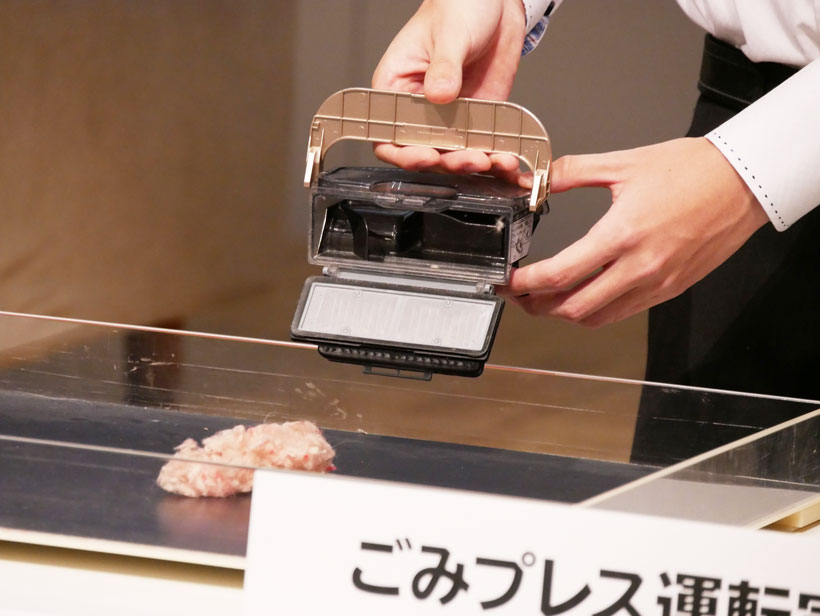 ↑ごみプレスで圧縮されたゴミは、まとまってポンッと出てきました。2週間分のごみを溜めることができます