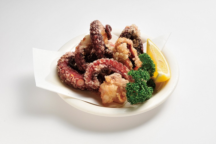 ↑たこのから揚げ（410円）　小ぶりのたこをまる ごと揚げたひと皿。 たこの歯ごたえとう まみがやみつきにな る人気メニューだ