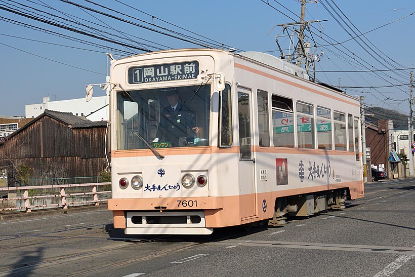 ↑市内を走る7600形。7000形から7900形まで9形式はほぼ角張ったスタイルで似ている