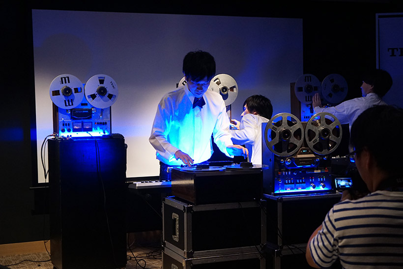 ↑オープンリールアンサンブルのライブパフォーマンスも