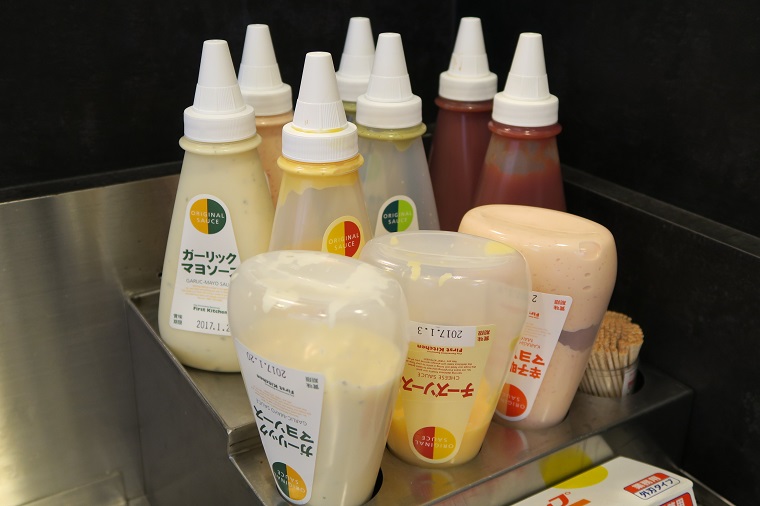 ↑店内には様々なソースを用意。自分好みにアレンジすることもできます