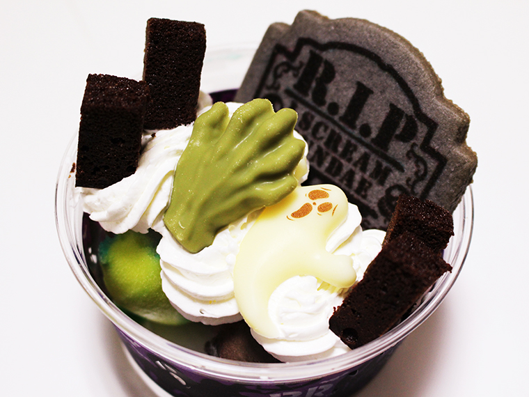  ↑好きなアイス2種類の上に、ゾンビハンドとお化けのチョコ、墓標型クッキー、石塔に見立てたチョコブラウニーがトッピングされています