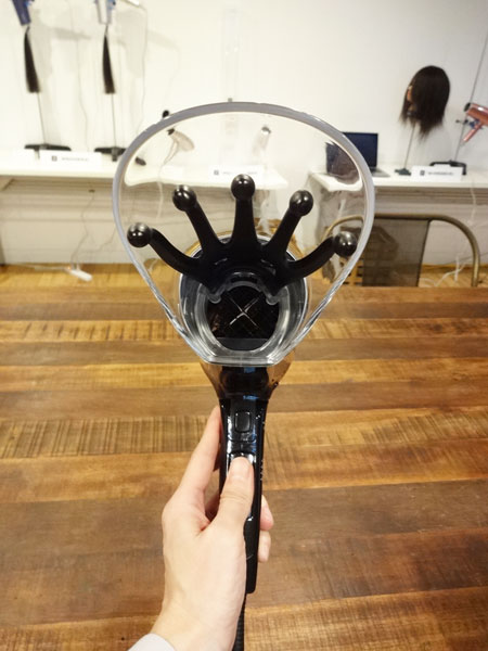 ↑かっさアタッチメントを正面から撮影。この5本の突起を頭皮に押しつけたり、滑らせたりしてマッサージする