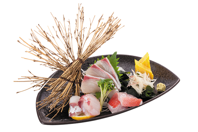 ↑本日の鮮魚3点盛り（734円）　産地直送の日替わり 旬魚を使った刺身盛 り。日本酒との相性 がよく、つまみのな かで特に人気が高い。