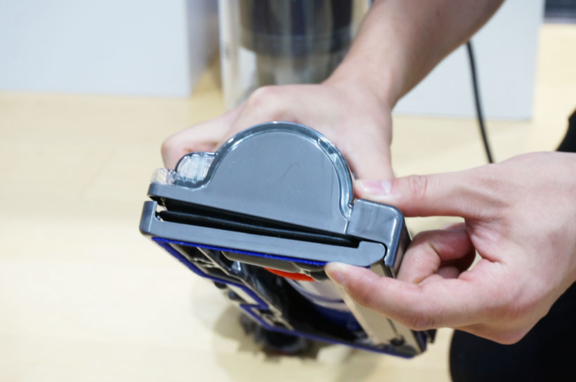 ↑ヘッドが沈む機構を備えたセルフアジャストクリーナーヘッド