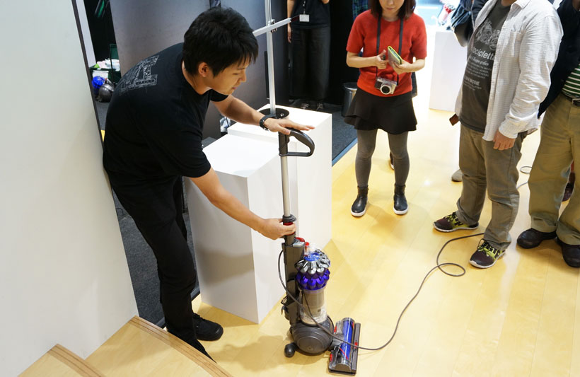 ↑ハンドルの付け根の赤いボタンを押すとハンドルが外れます。そして、ハンドルのあった場所に空洞が。なんと、ホースになっていて取り外してぐんぐん延ばせます！　ハンドルは格納したホースの中に突っ込むように設置するギミックです