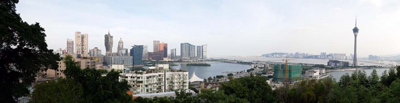 ↑ペンニャ教会の下にある展望台からはマカオの半島部が一望できる