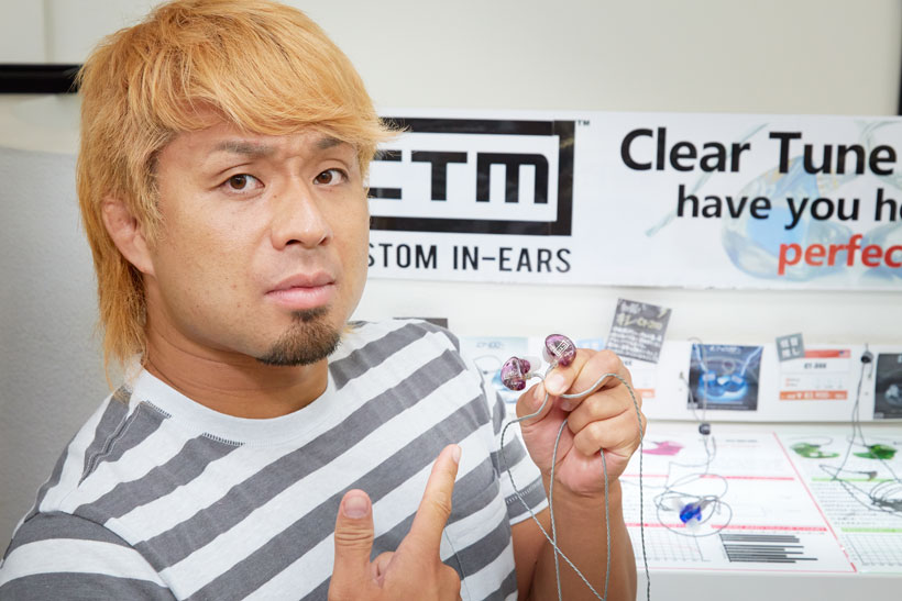 「レスラーの耳にも合う」「音質は別世界」新日本のYOSHI-HASHIがカスタムイヤホン体験に感激!