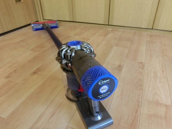 ↑Dyson V6 Fluffy(ダイソン V6 フラフィ)は、本体後部の「MAX」ボタンを押すと強モードになります