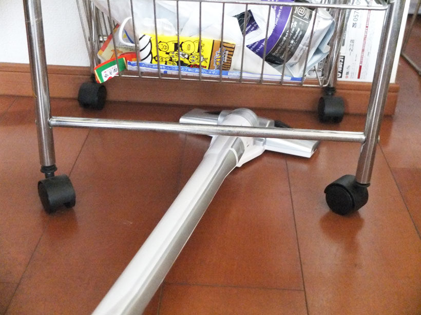 ↑高さ10cmのシステムラックの下にも難なく入りました。本体やヘッドも軽いので、部屋を片付けせずにそのまま掃除したい人には便利です