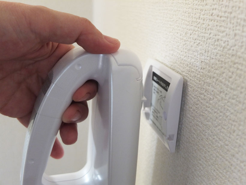 ↑壁に専用壁置きパーツを貼り、本体を磁力で固定します。磁力なのでちょっと負荷がかかると外れてしまいますが、そのぶん取り外しもラクで、ストレスがありません