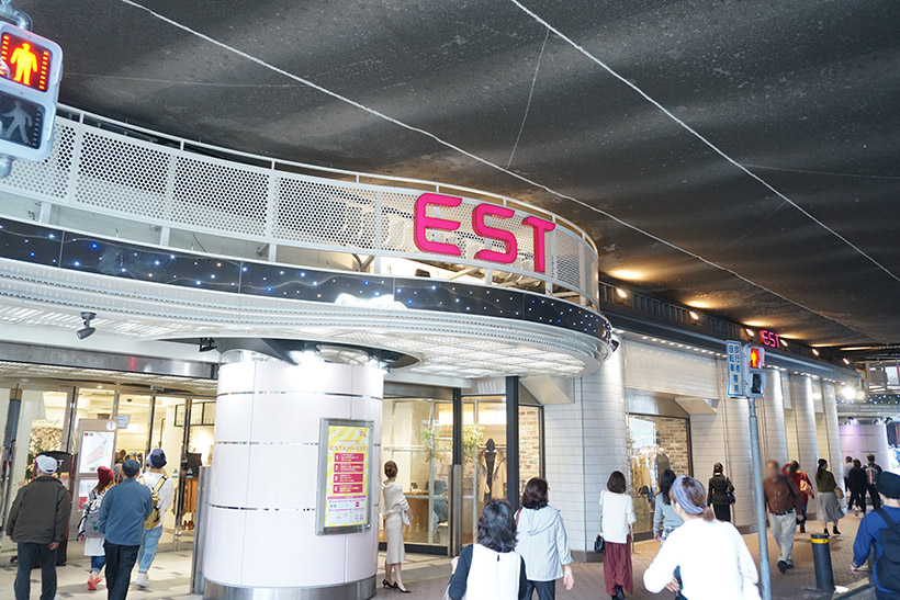 ↑阪急梅田駅から徒歩3分、JR大阪駅から徒歩5分の場所に位置するファッションモール「EST」