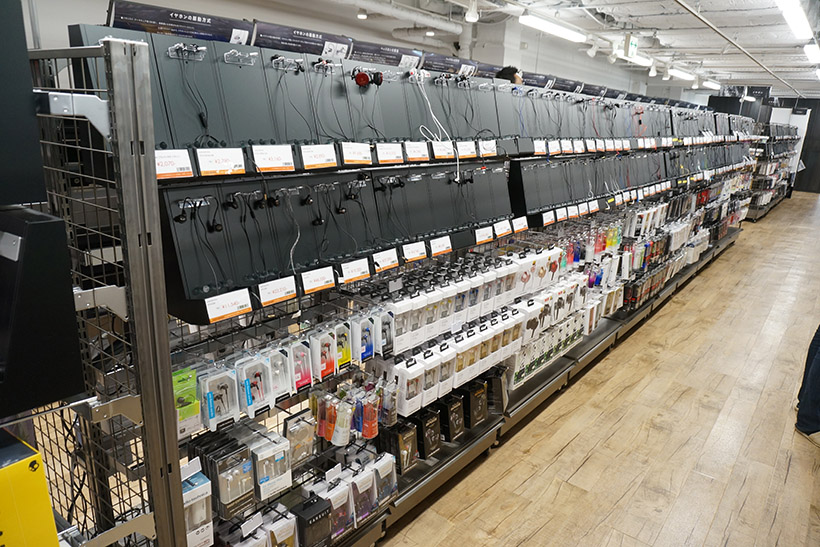 ↑広々とした店内。所狭しと商品が陳列されていますが、通路が広めに設計されているため、ゆったりとショッピングが楽しめます
