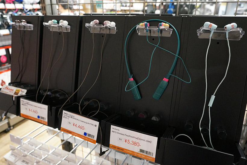 ↑多くのモデルを試聴できるのも同店の特徴です。使用しているオーディオプレイヤーにお気に入りの音楽を入れて試聴してから購入することができます
