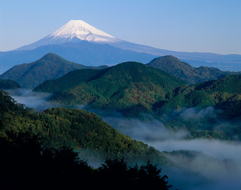 ↑プレミアムウォーターの採水地は富士山の山麓の富士吉田市。湧き出る水は、富士山麓の地下約200メートルにある「玄武岩地層」によって60年以上もの長い年月をかけてじっくりろ過されたもの
