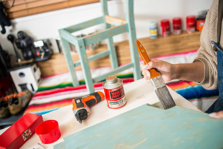シンプルなチェアが部屋のアクセントに! ビギナーでも楽しめる「DIY」のはじめかた