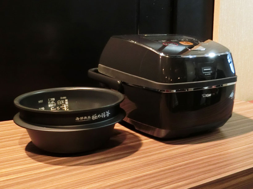 ↑「南部鉄器 極め羽釜 NW-AS10」は羽釜の羽を大きく伸ばし、昔ながらのかまどで炊いたごはんを再現します