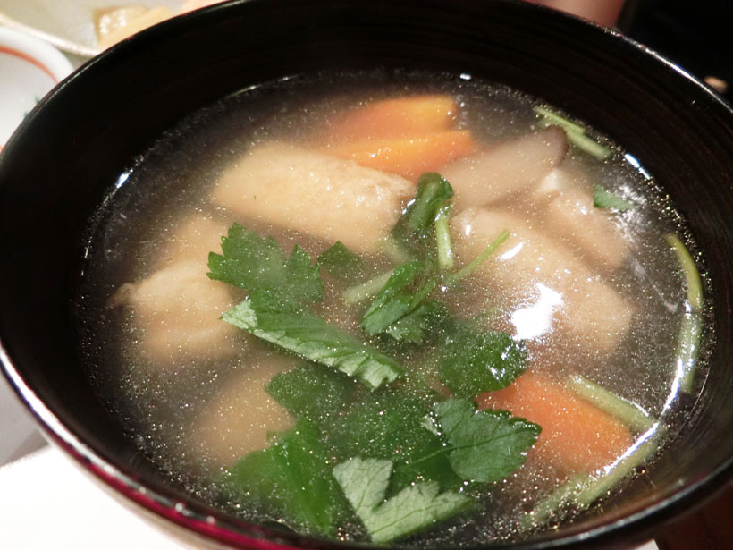 ↑サトイモをはじめ大きな根菜類がゴロゴロと入った「けんちん汁」。それぞれの食材の風味が際立ち、鰹と干シイタケのお出汁が効いています