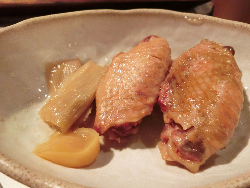 ↑手羽先と栗を醤油や紹興酒、八角などでしっとりと柔らかく煮込んだ「鶏手羽と栗の八角煮」。手羽先は箸で簡単に切れるほどの柔らかさ