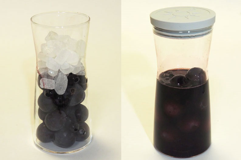 ↑ブドウとブルーベリー、氷砂糖で調理。濃厚な色の果実酢が出来上りました。酸味はありますが、フルーツの香りで飲みやすい味です