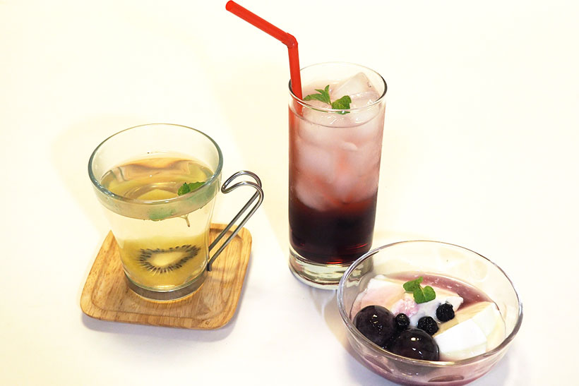 ↑水や無糖ソーダで割るのが基本。冬はホットも美味しいですよ。原液をヨーグルトにかけたり、ホットケーキのシロップ代わりにするなど、ソースとして使用するのもおススメです