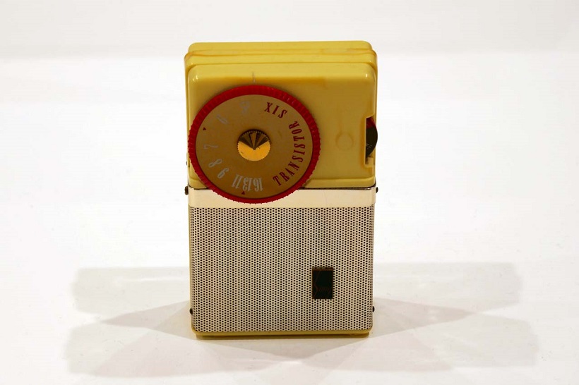 ↑世界最小のトランジスタラジオは1957年の発売。“ポケッタブル(ラジオ)”との愛称でソニーが世界へ打って出るきっかけとなった製品