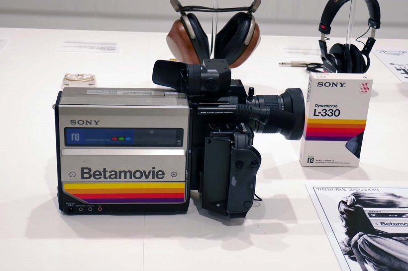 ↑カメラ一体型ビデオレコーダーとして1983年に商品化された「ベータムービー」の第1号機。当時の世界最小・最軽量を実現して話題を呼んだ
