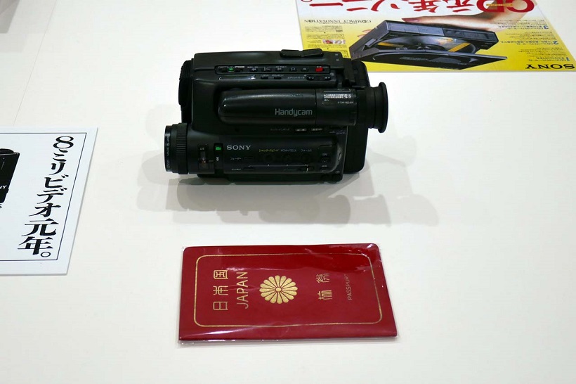 ↑当時は今よりも少し大きかった“パスポートサイズ”に投影面積でほぼ同寸サイズを実現て人気をさらった8mmビデオカメラ「CCD-TR55」