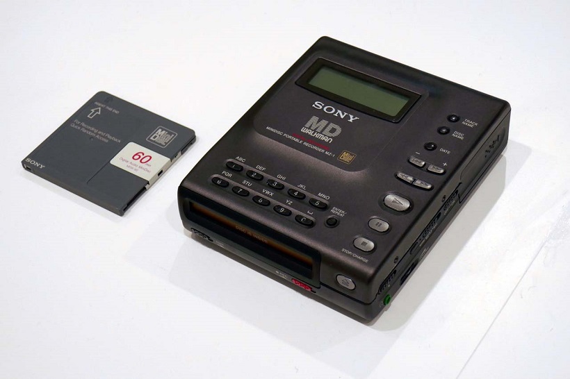 ↑世界初MDレコーダーのウォークマン第1号モデル。日本だけのローカルメディアではあったが、ウォークマンの新たな時代を作るきっかけとなった