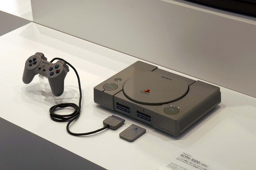 ↑ご存知「プレイステーション」の第1号機。ソニーがゲーム界に本格参入するきっかけとなった。会場にはコントローラーを模したセットの中に歴代モデルが並ぶ