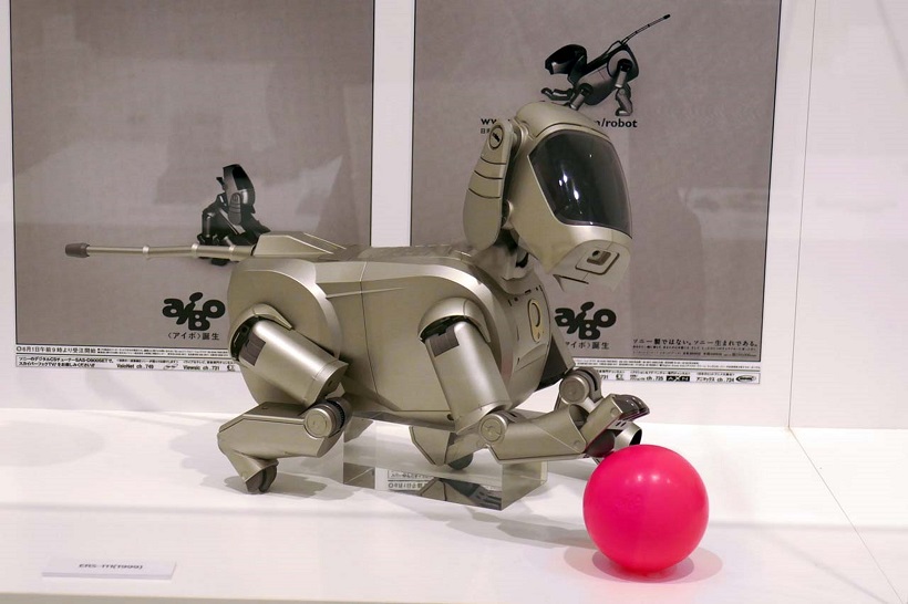 ↑愛玩ロボットとして今もなお愛好家が少なくない「AIBO(アイボ)」の展示では、開発中に生まれた試作機も見ることができる