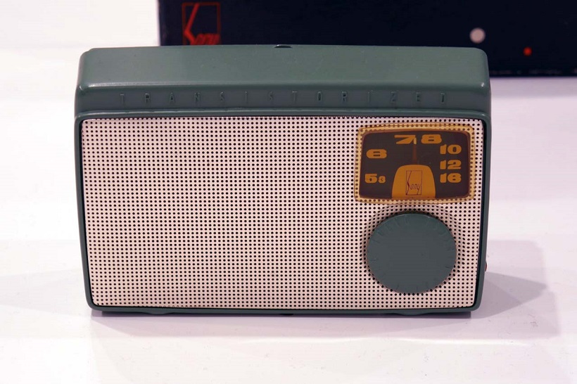 ↑1955年に発売された日本初のトランジスタラジオ「TR-55」。この製品以降、「SONY」のロゴマークが全製品に入れられるようになった