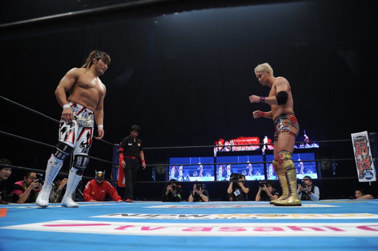 ↑棚橋選手と対峙するオカダ選手 ©新日本プロレス