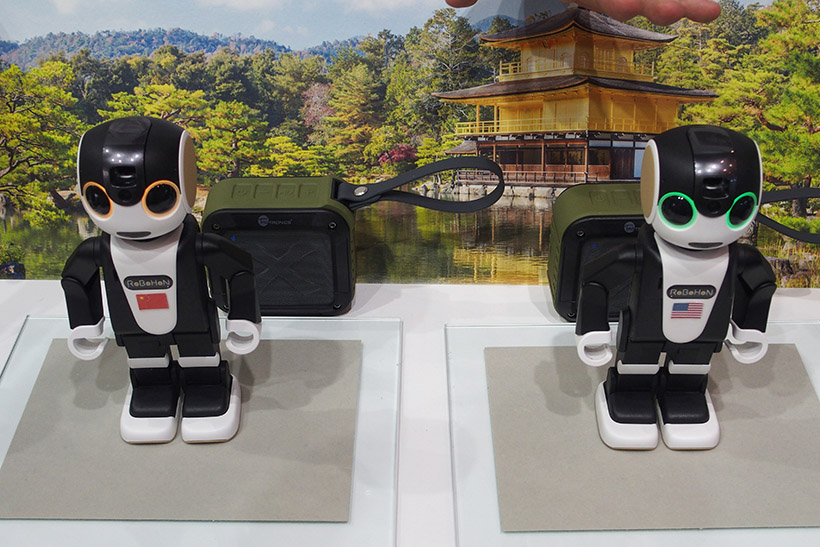 ↑シャープ「RoBoHoN」