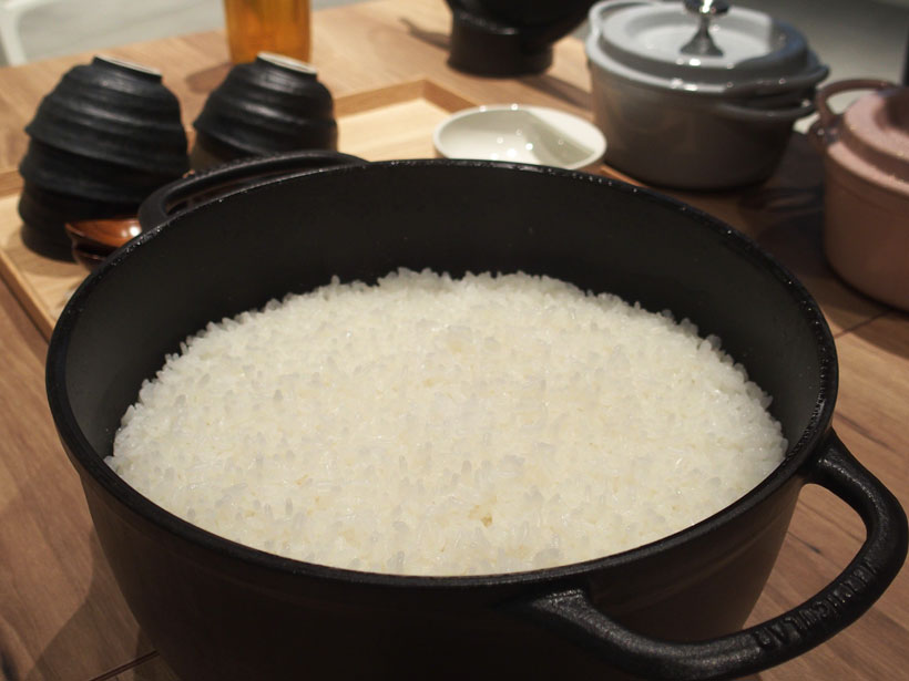 ↑鍋のフタを開けた直後の様子。ご飯粒がふっくらと立っていてカニ穴ができているのが分かります