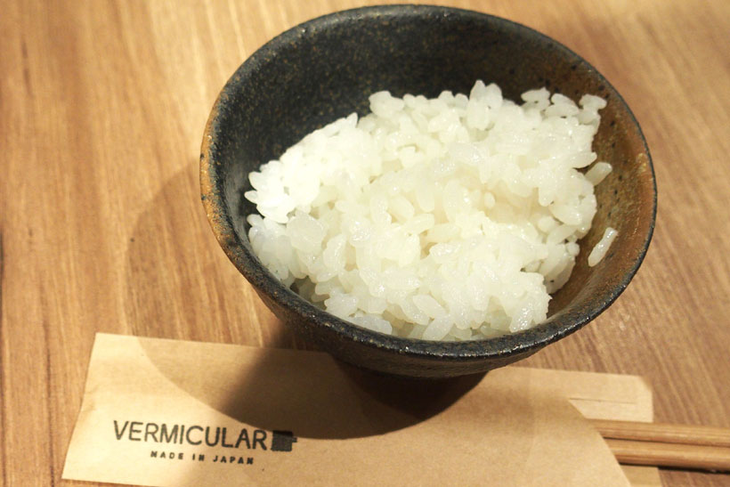 ↑お茶碗にご飯をよそったところ。一つひとつが型くずれしていない、きれいなご飯粒になっています