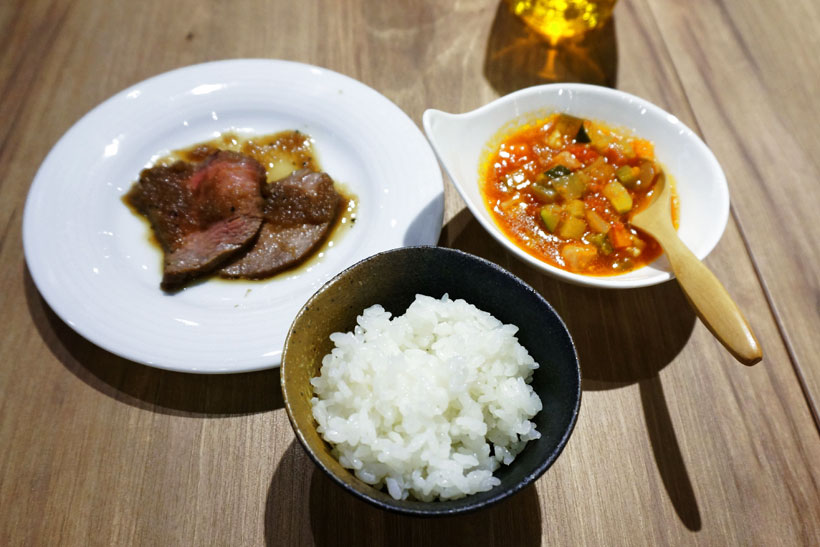 ↑ミネストローネとローストビーフをおかずにご飯を試食。もはや試食の域を超えた贅沢ランチ!