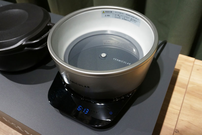 ↑熱源となるポットヒーター。底がガラス敷きになっていて、中央に温度センサーを配置