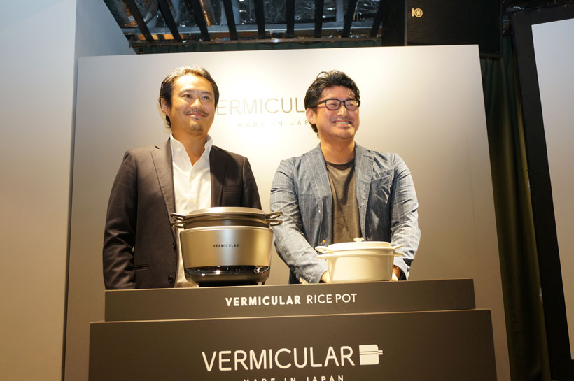 →愛知ドビーの土方邦裕社長(左)と土方智晴副社長(右)は実の兄弟。兄の邦裕社長が経営を担当し、弟の智晴副社長が開発を担当しています。80年前に祖父が起ち上げた会社を継ぎ、兄弟で開発・販売したバーミキュラにより、売上は7倍に拡大したとのこと。目の覚めるようなサクセスストーリーですね