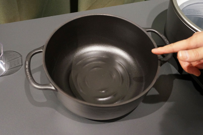 ↑鍋の底には「リブ」と呼ばれる隆起があります。従来製品は隆起を線状に配置していますが、ライスポットの鍋はしゃもじでご飯がすくいやすく、お手入れもしやすいよう、水紋のような同心円状に配置されています