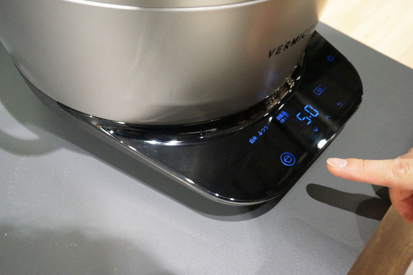↑本体前面の操作パネル。スマートタッチキーになっていて、その時点で操作できるボタンだけがLEDで光るようになっています。炊飯時間は、標準では浸し30分、炊飯30分の計1時間(浸し時間はカットも可能)。タイマー予約も可能です