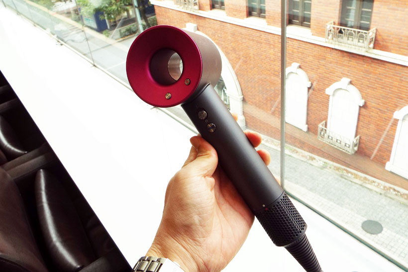 ↑こちらがDyson Supersonicヘアドライヤー。穴の空いた特徴的な形状となっています