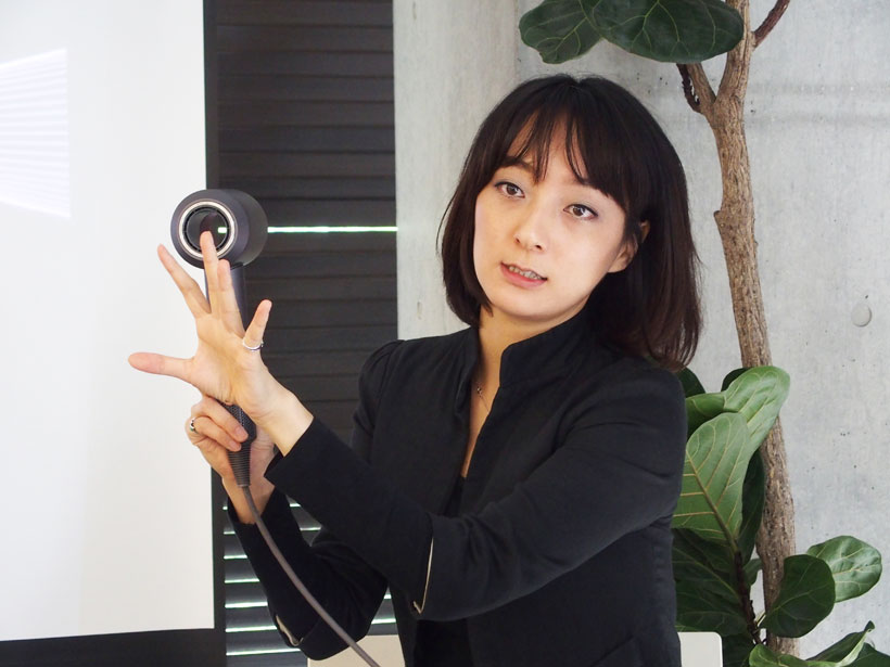 ↑Dyson Supersonicヘアドライヤー。同じくDysonの羽根のない扇風機、エアマルチプライアーと同じような形状です。