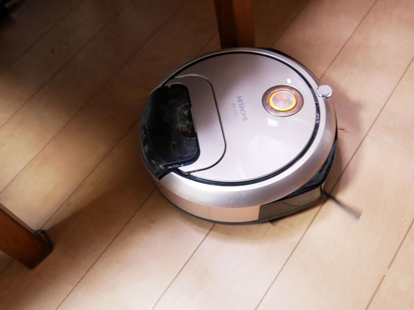 ↑テーブルの下もどんどん入って掃除してくれます。荷物が多い我が家にぴったり!