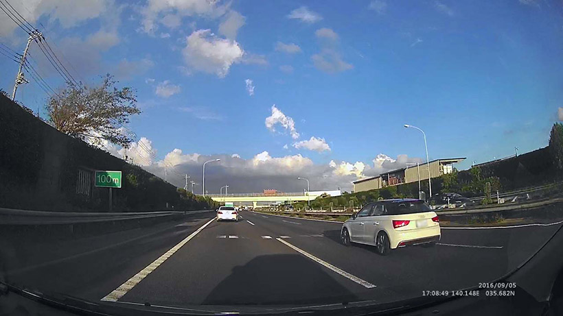 ↑周囲の風景を隅々まで鮮明に映し出し、脇を通り過ぎた車種のナンバーまで読み取れる