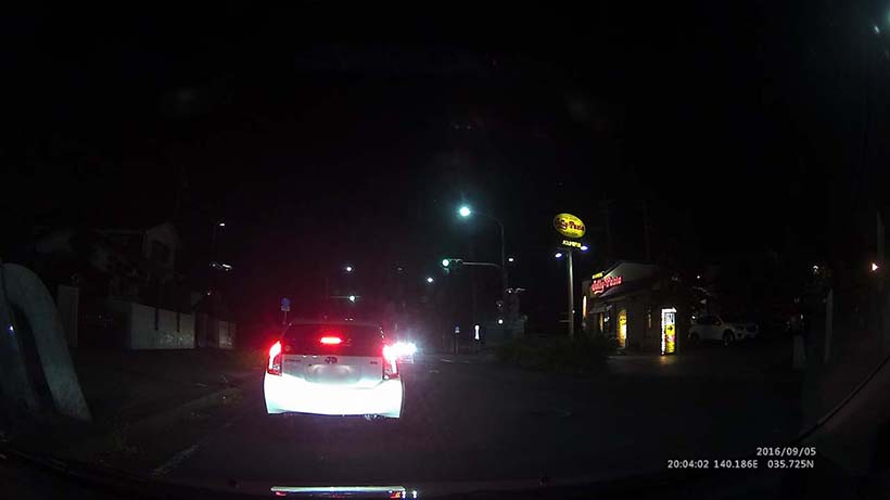 ↑夜間走行時の先行車とその周囲を捉えたカット。悪条件下でもここまでナンバーが読み取れる