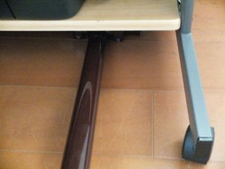 ↑ヘッドと本体の厚みが少ないので、パソコンラックなどの下の隙間にも難なく入って集じん。部屋の隅々までスムーズに掃除できることで、毎日の掃除が楽しくなる