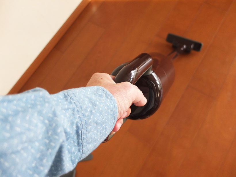 ↑掃除機の取っ手を本体に対して垂直に持てるため、押したり引いたり、横にねじったりするときに、手首に余分な負担がかからない。さらに本体が軽いので、部屋中をラクラク掃除できる