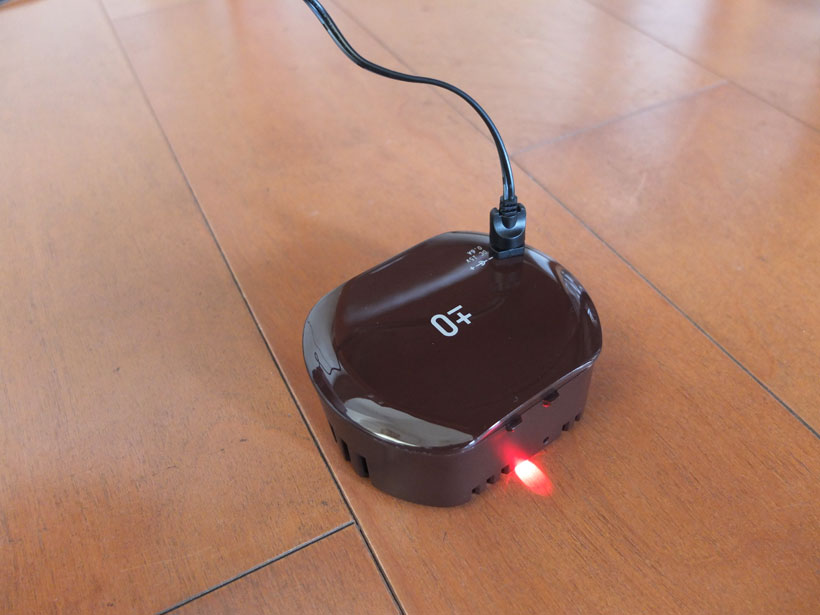 ↑バッテリーを本体から外し、電源アダプタに接続して充電。場所を選ばず、場所を取らずに充電できるのがうれしい